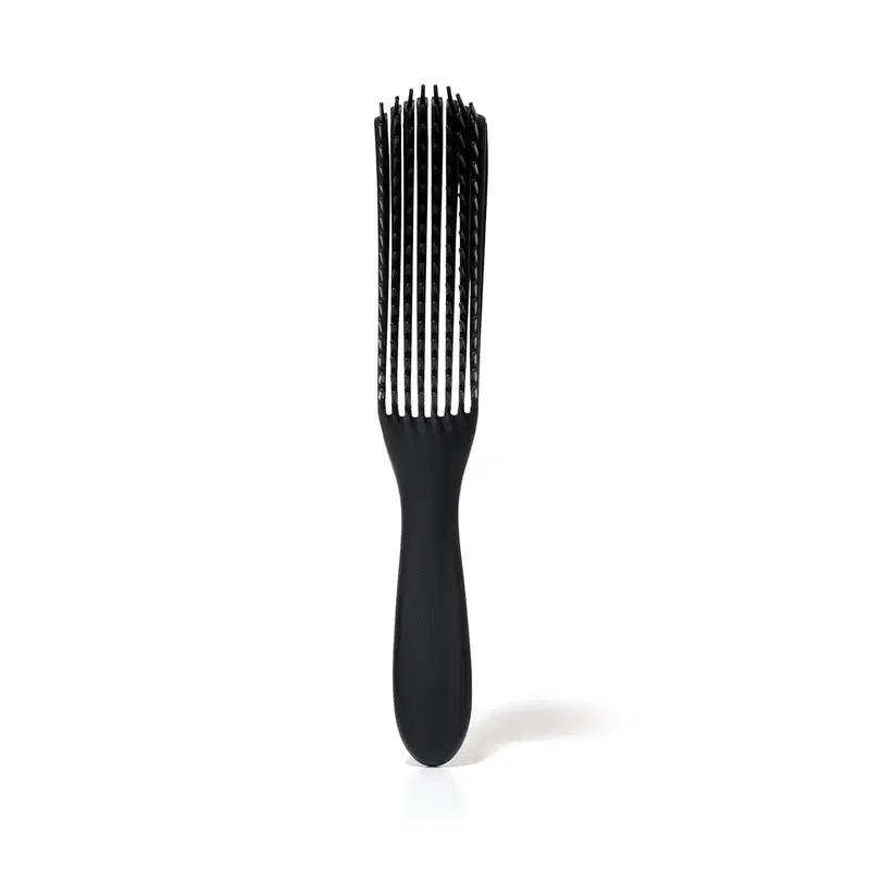 Escova povo na cor preta com design moderno e flexível. O produto possui cerdas separadas para ajudar a desembaraçar os fios sem arrebenta-los.