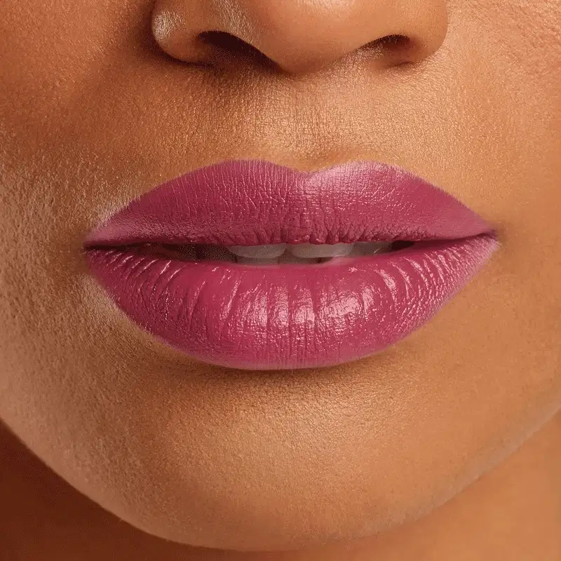 Gif mostrando close-up de vários rostos femininos, de diversos tons de pele, evidenciando sempre os lábios que usam o mini batom cremoso Make B. na cor rosa Cashmere.