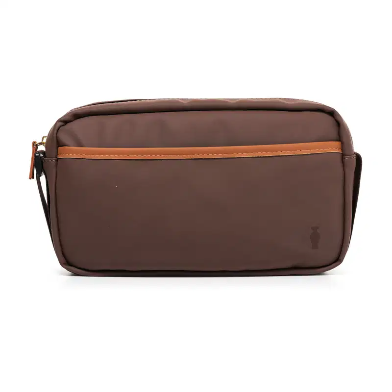 Bolsa tipo nécessaire retangular na cor marrom escuro e detalhes marrom claro com alça de transporte e zíper.