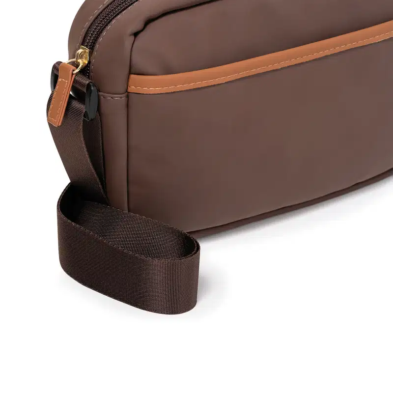 Bolsa tipo nécessaire retangular na cor marrom escuro e detalhes marrom claro com alça de transporte e zíper.