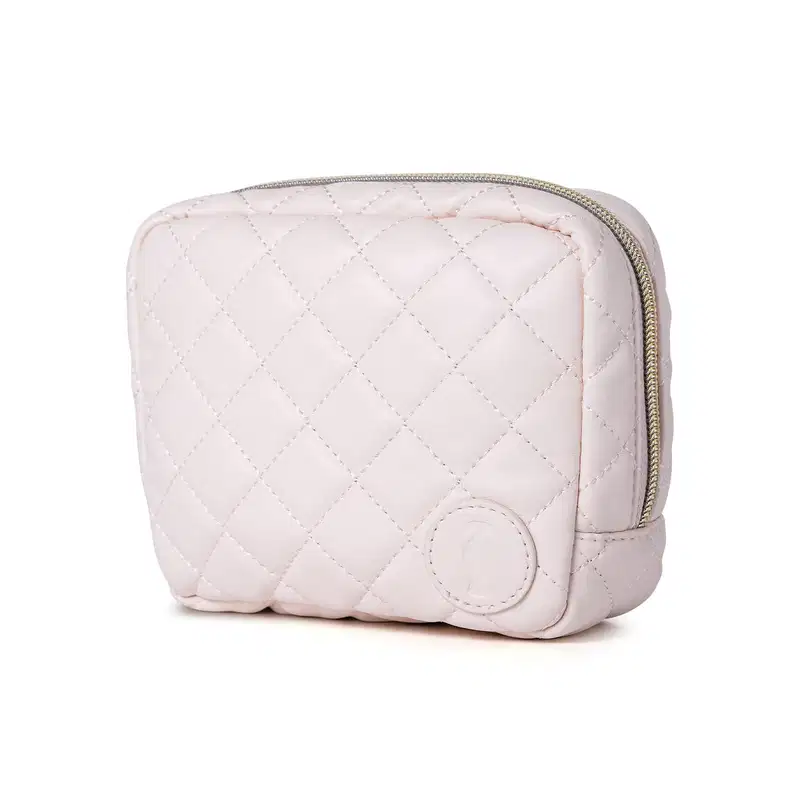 Nécessaire retangular de matelassê branco com zíper e detalhe em couro na parte inferior do produto.