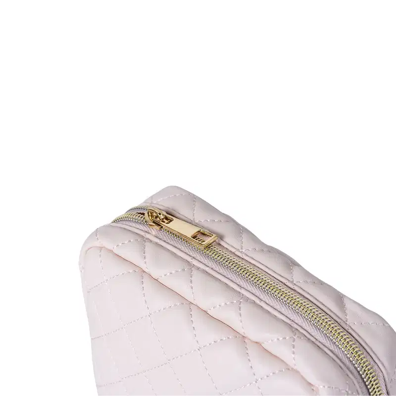 Nécessaire retangular de matelassê branco com zíper e detalhe em couro na parte inferior do produto.