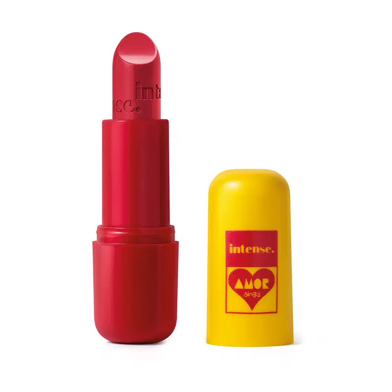 Batom cremoso vermelho da marca Intense By Amor de tampa amarela com tubo e letras vermelhas.

