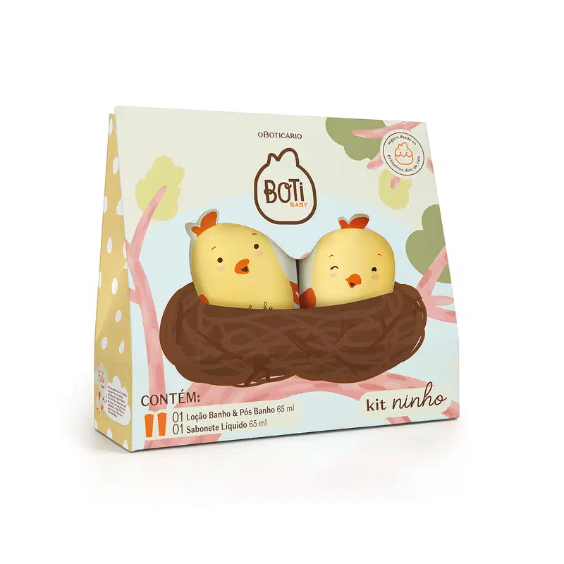 Kit Boti Baby que traz uma embalagem com desenhos de pintinhos  dentro de um ninho em meio a árvores e um céu azul. Dentro da caixa, há um frasco de loção banho e pós banho e um sabonete líquido.

