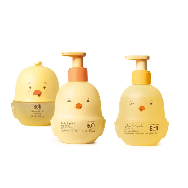 Três frascos em forma de pintinhos na cor amarela com detalhes laranja, sendo um de colônia do sol e outros dois com tampa dosadora laranja: um de loção banho e pós banho e o outro de sabonete líquido de glicerina.