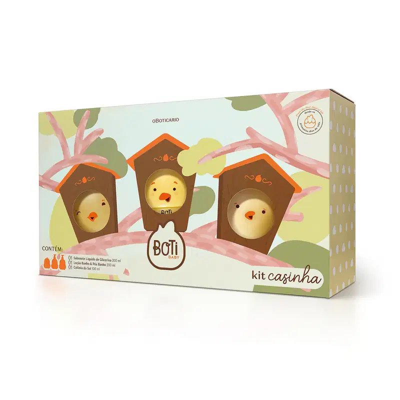 Kit Boti Baby que traz uma embalagem com desenhos de casinhas e pintinhos saindo de dentro delas. Dentro da caixa, há um sabonete líquido de glicerina, uma loção banho e pós banho e uma colônia do sol.
