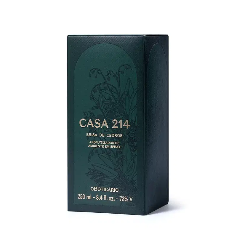 Caixa verde com letras douradas que contém um aromatizador de ambientes em spray da marca Casa 214 Brisa de Cedro.