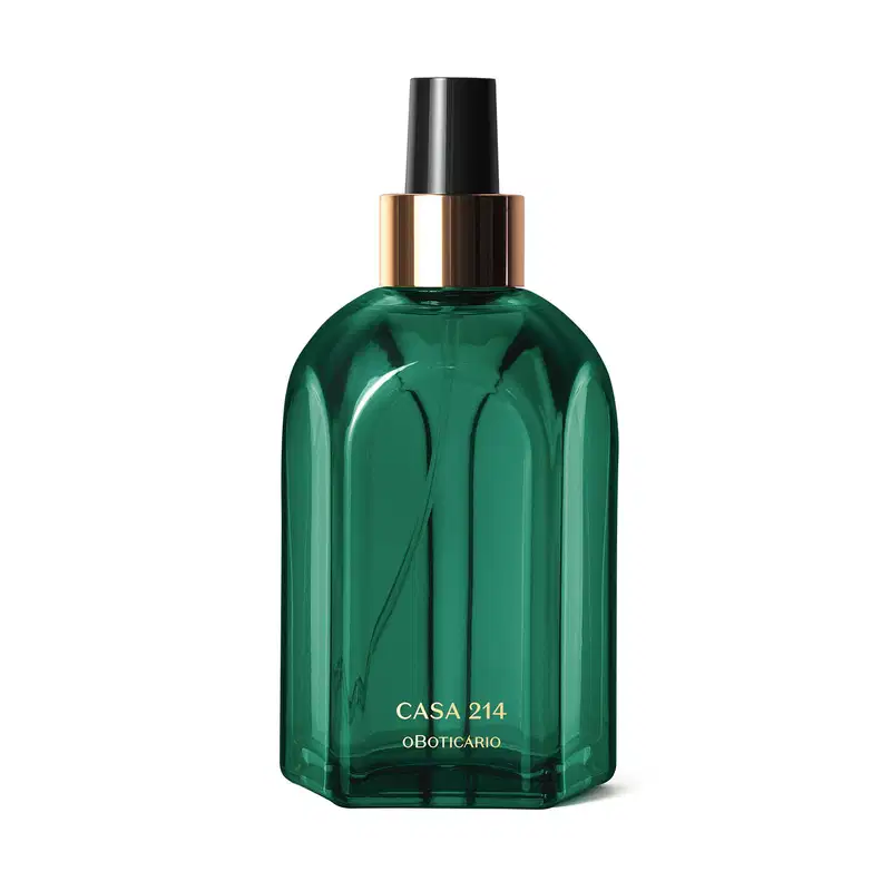 Vidro verde de tampa spray preta com detalhe e letras douradas contendo 250ml de aromatizador de ambientes Casa 214 Brisa de Cedro.