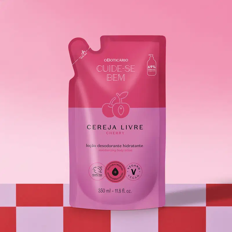 Refil de loção hidratante corporal Cuide-se Bem Cereja Livre em sachê de 350ml nas cores rosa e roxo com cerejas ilustradas sobre superfície xadrez vermelha e branca.