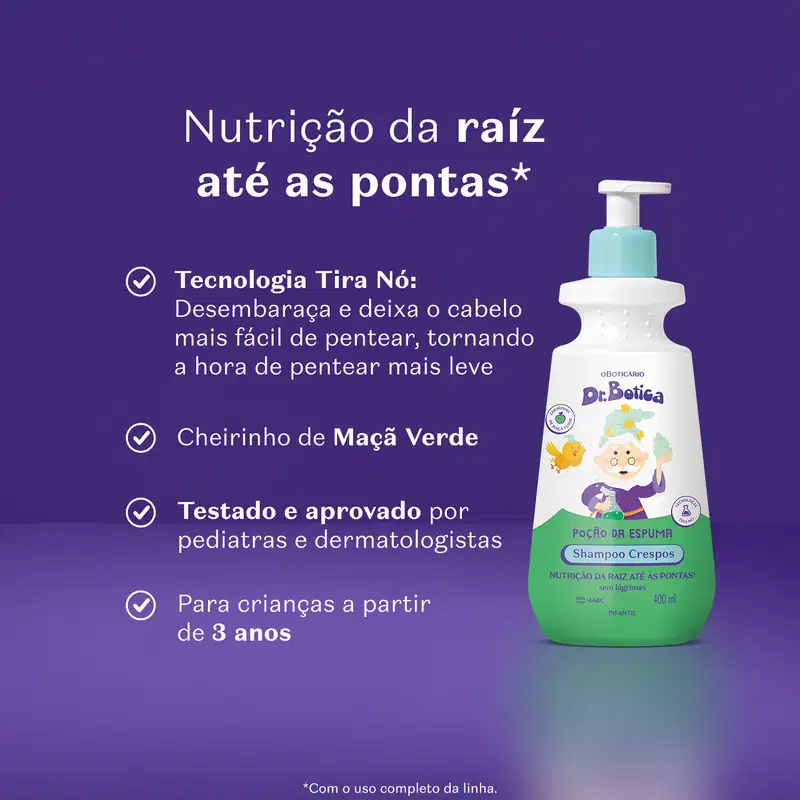 Imagem de uma embalagem branca e verde com válvula dosadora azul de shampoo infantil para cabelos crespos da marca Dr. Botica em fundo azul escuro com letras brancas contando os benefícios do produto.