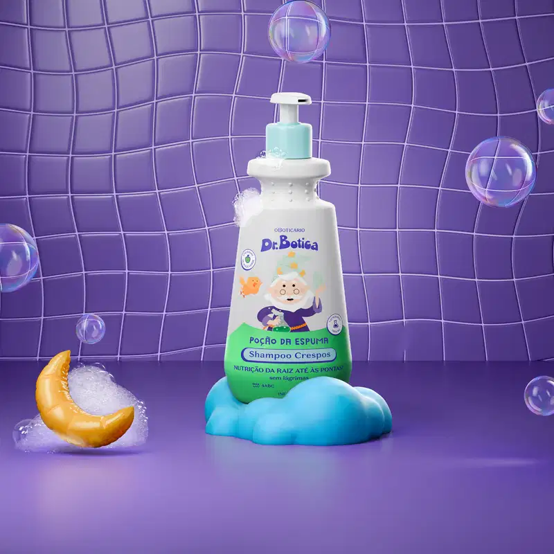 Imagem de uma embalagem branca e verde com válvula dosadora azul de shampoo infantil para cabelos crespos da marca Dr. Botica em fundo azul simulando azulejo com lua, espuma e bolhas de sabão.
