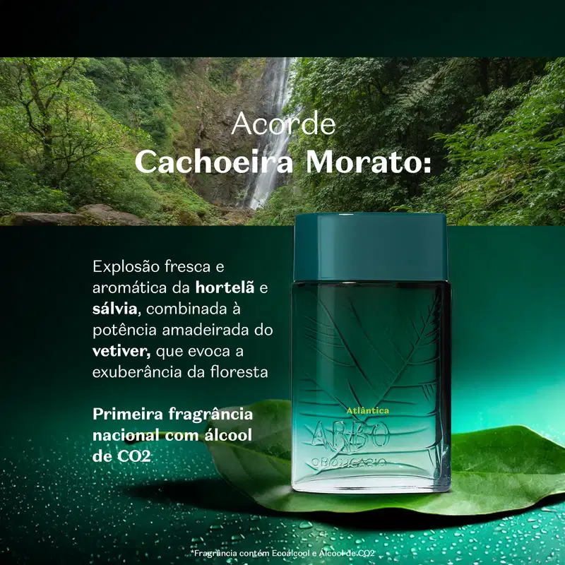 Frasco de desodorante colônia Arbo Atlântica verde-escuro em primeiro plano, com cachoeira e vegetação exuberante ao fundo, em ambiente natural e úmido, evocando a frescura e a força da floresta.