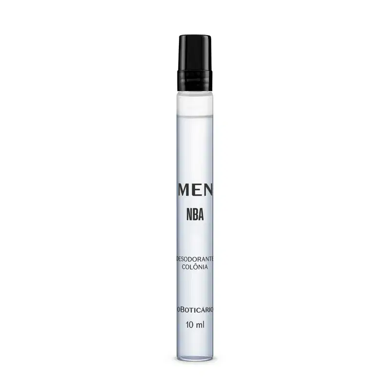 Frasco transparente em formato cilíndrico, tampa preta e líquido azul claro contendo 10ml de desodorante colônia Men NBA.
