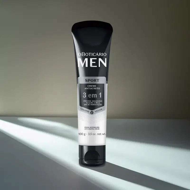 Bisnaga preta e branca com detalhes cinza de creme antiatrito 3 em 1 da marca Men Sport. em cenário escuro com alguma iluminação natural em cima da embalagem.