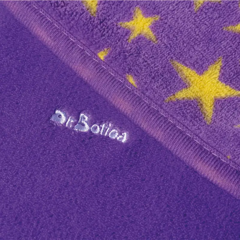 Textura roxa felpuda com estrelas amarelas, com destaque para a marca Dr. Botica bordada em branco.