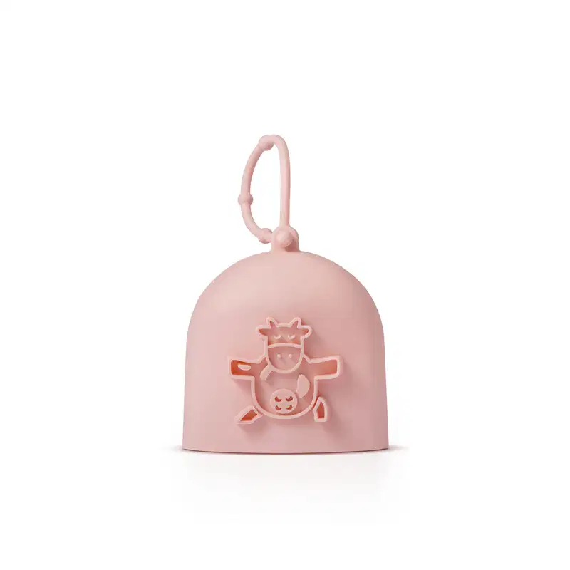 Capinha de silicone rosa para creme de mãos da marca Cuide-se Bem Deleite, com ilustração de uma vaquinha em relevo e alça para pendurar.