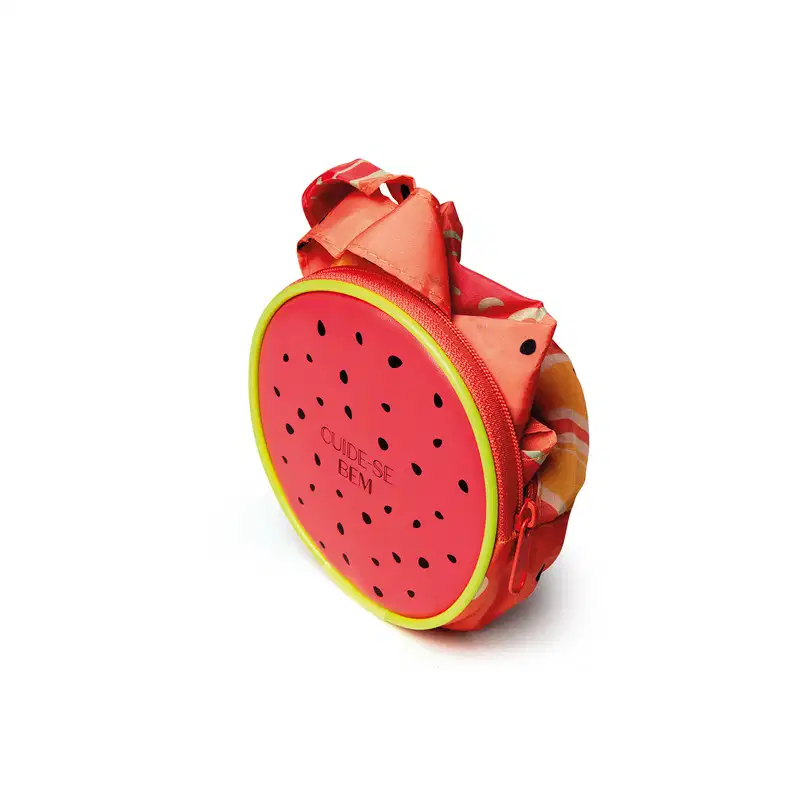 Porta moedas vermelho e redondo com pontinhos pretos simulando um pedaço de melancia que acompanha a Bag Cuide-se Bem Feira.
