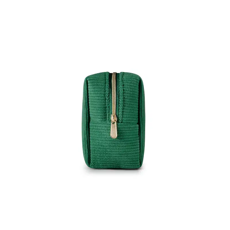 Close-up de necessaire de cor verde escuro visto lateralmente, com foco no zíper dourado.