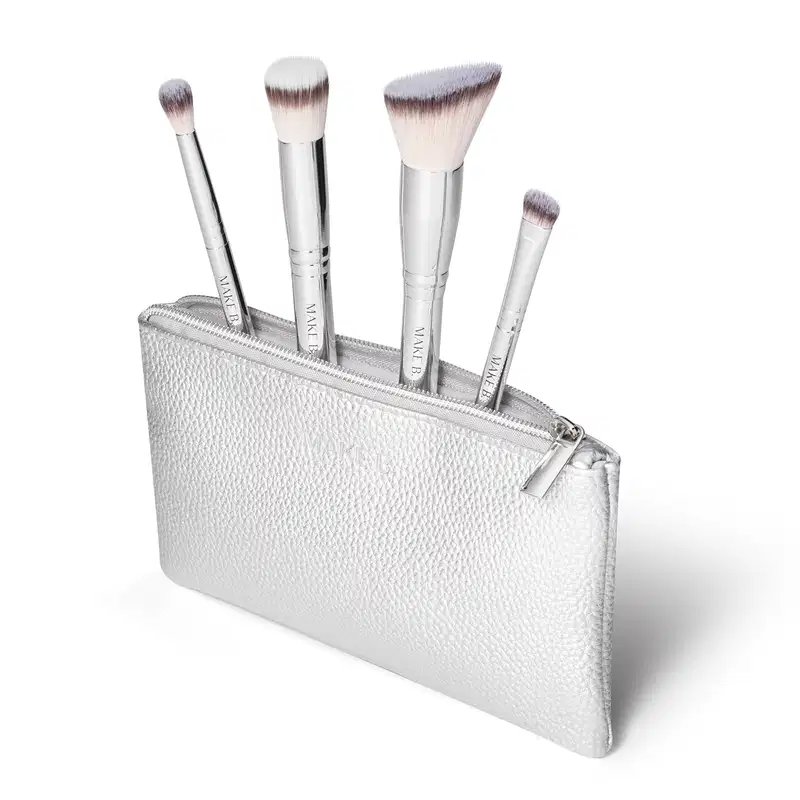 Nécessaire prateada e quatro pincéis de maquiagem com cabos prateados e cerdas bicolores macias da marca Make B. Silver Essentials.