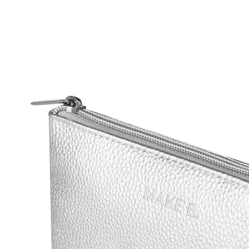 Bolsa para transportar os seus pincéis de maquiagem da marca Make B. Silver Essentials. O produto é prateado com zíper cinza.