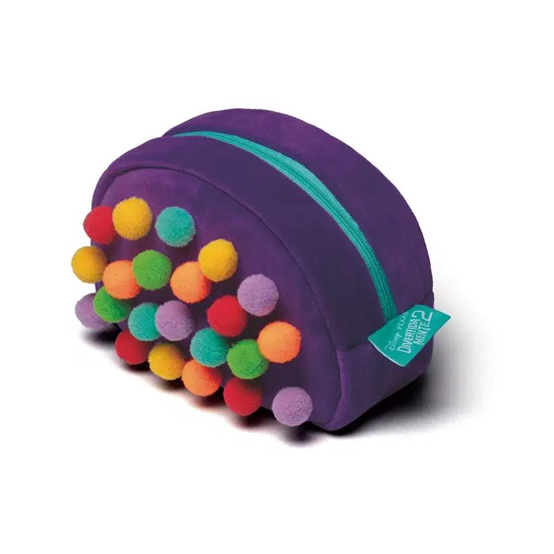 Necessaire em formato arredondado com zíper, confeccionado em tecido de cor roxa intensa. Sua superfície é totalmente revestida por pequenas bolinhas felpudas multicoloridas, incluindo tons de amarelo, laranja, vermelho, verde, turquesa e lilás.