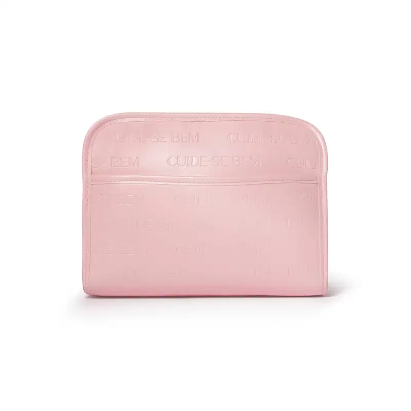 Necessaire em material sintético na cor rosa claro. Possui formato retangular com cantos arredondados. O estojo apresenta textura fosca e tem o nome da marca "Cuide-se bem" gravado em relevo na parte frontal.