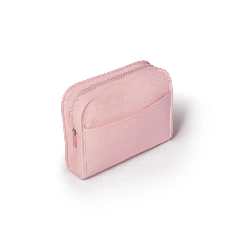 Necessaire em material sintético na cor rosa claro com zíper. Possui formato retangular com cantos arredondados. Ele  apresenta textura fosca e tem o nome da marca "Cuide-se bem" gravado em relevo na parte frontal.