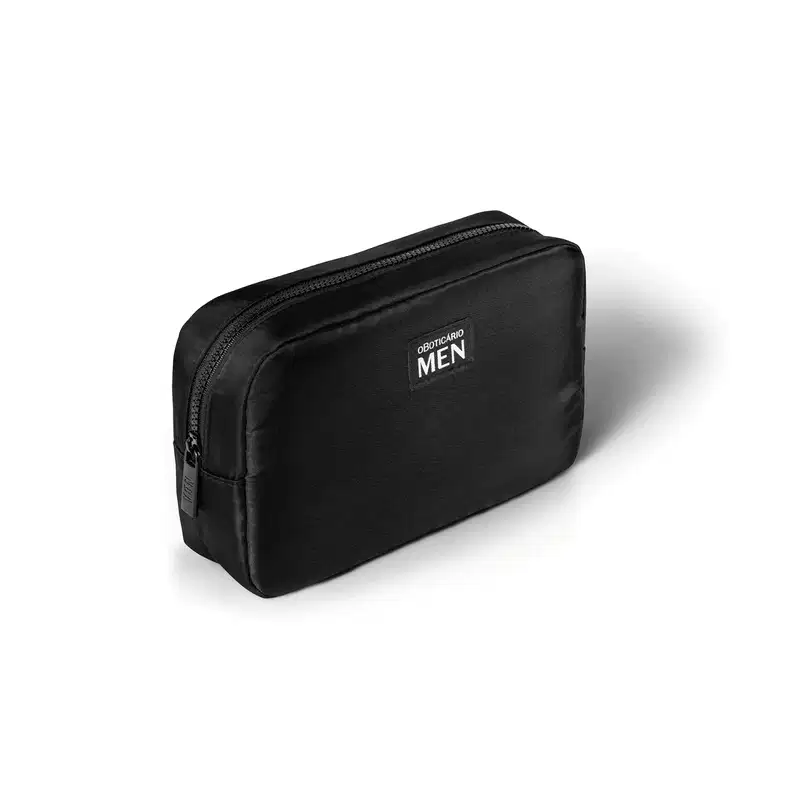 Nécessaire preto da marca Men NBA e o logotipo da NBA (National Basketball Association) estampado nele. Tem um design simples e minimalista, fechado com zíper.
