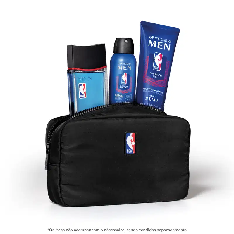 Nécessaire preto da marca Men NBA e o logotipo da NBA (National Basketball Association) estampado nele. Tem um design simples e minimalista, fechado com zíper. Atrás dele, há produtos da mesma marca.