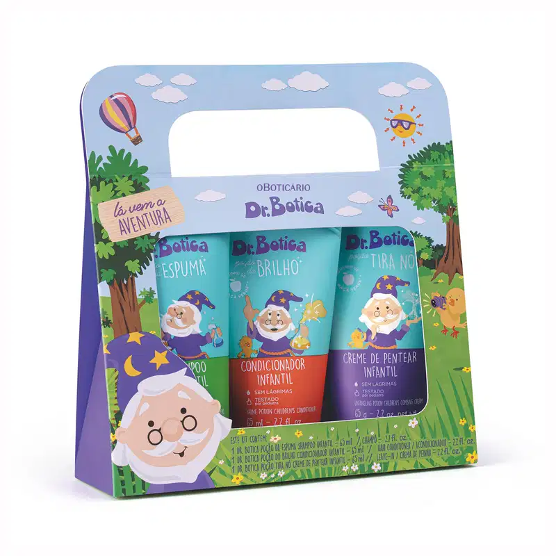 Caixa de papelão com três produtos infantis da marca Dr. Botica: shampoo, condicionador e creme de pentear, em embalagens azuis com ilustrações de personagens da marca e paisagem.