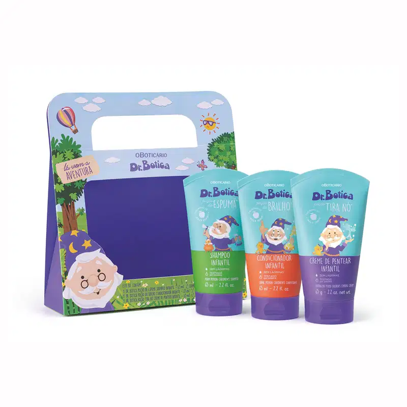 Kit de produtos infantis da marca Dr. Botica: shampoo, condicionador e creme de pentear, em embalagens azul com detalhes coloridos com ilustrações de personagens da marca e paisagens. Cada uma das embalagens conta com 75g de seus respectivos produtos.
