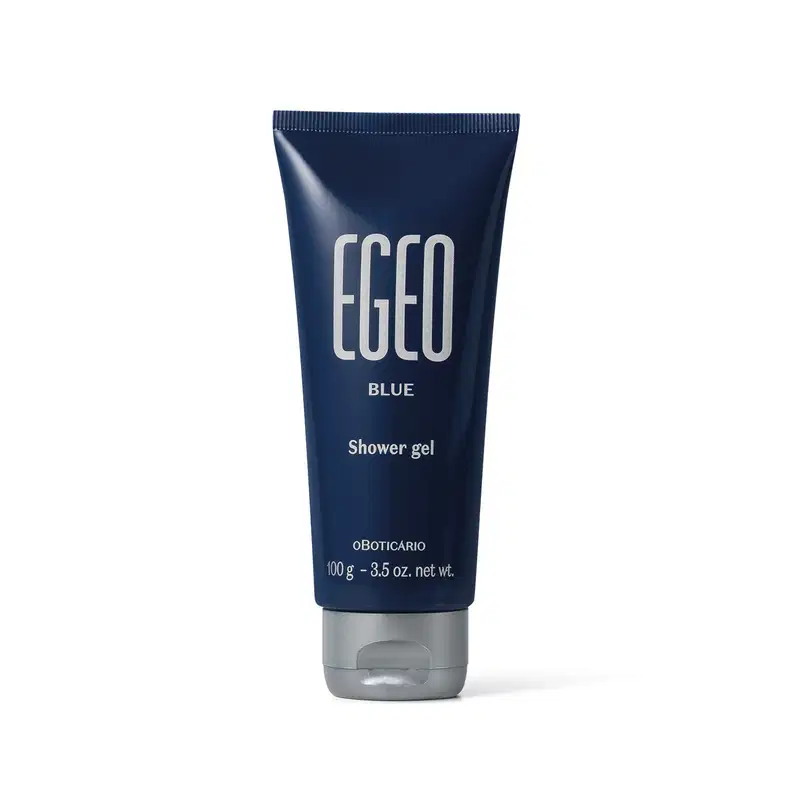 Imagem de uma bisnaga azul-marinho com rótulo em branco exibindo a marca "Egeo Blue" e a descrição "Shower gel" em inglês. A tampa do produto é na cor prata.