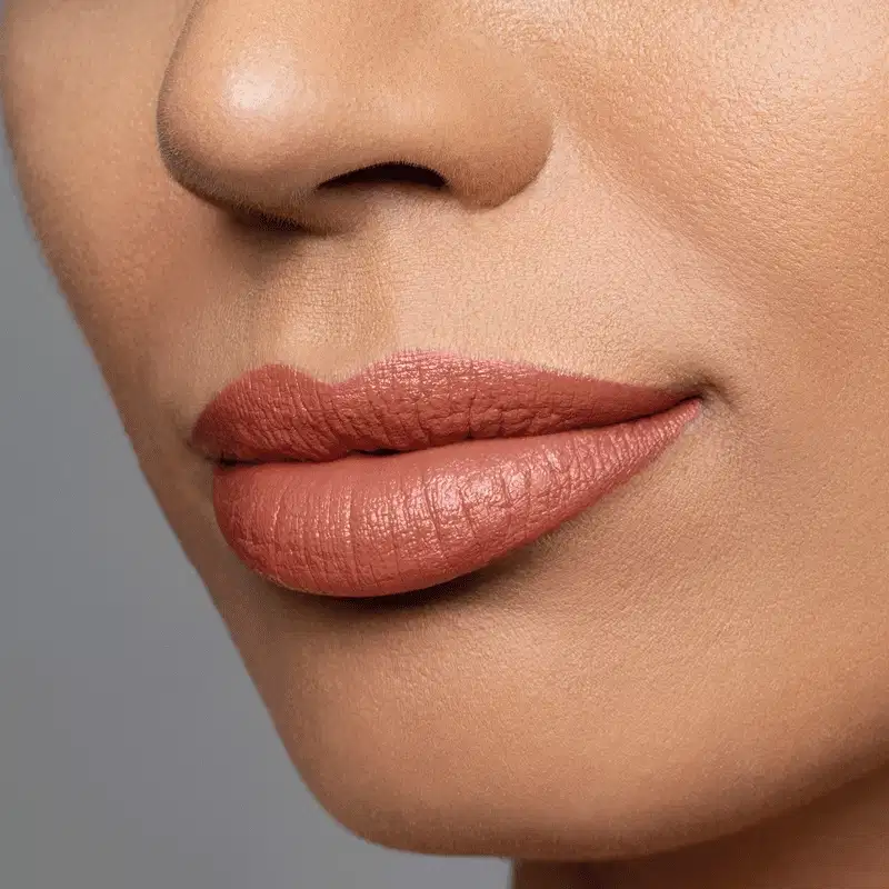 Gif mostrando close-up de um mesmo rosto feminino e, nos lábios, pisca várias cores diferentes de batons referente às tonalidades presentes no estojo de mini batons Six Mini Lips Make B.