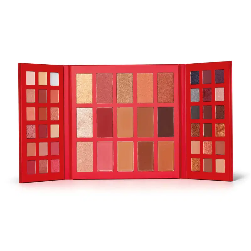 Paleta de maquiagem multifuncional Make B. Cereja Rouge em estojo rosa com diversas cores em tons de branco, rosa, vermelho, nude e marrom.