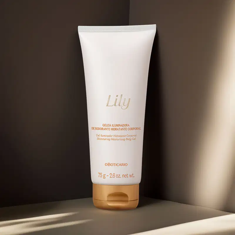 Frasco branco com letras e tampa em dourado contendo 75g de geleia iluminadora hidratante corporal da marca Lily em fundo escuro.
