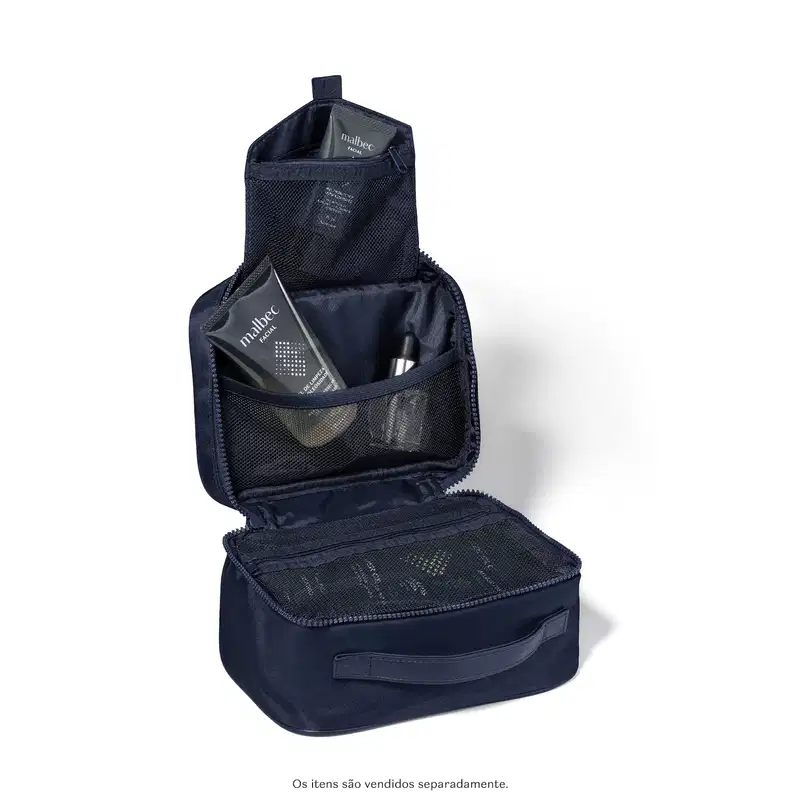 Nécessaire azul com diversos compartimentos e bolsos, contendo produtos da marca Malbec.