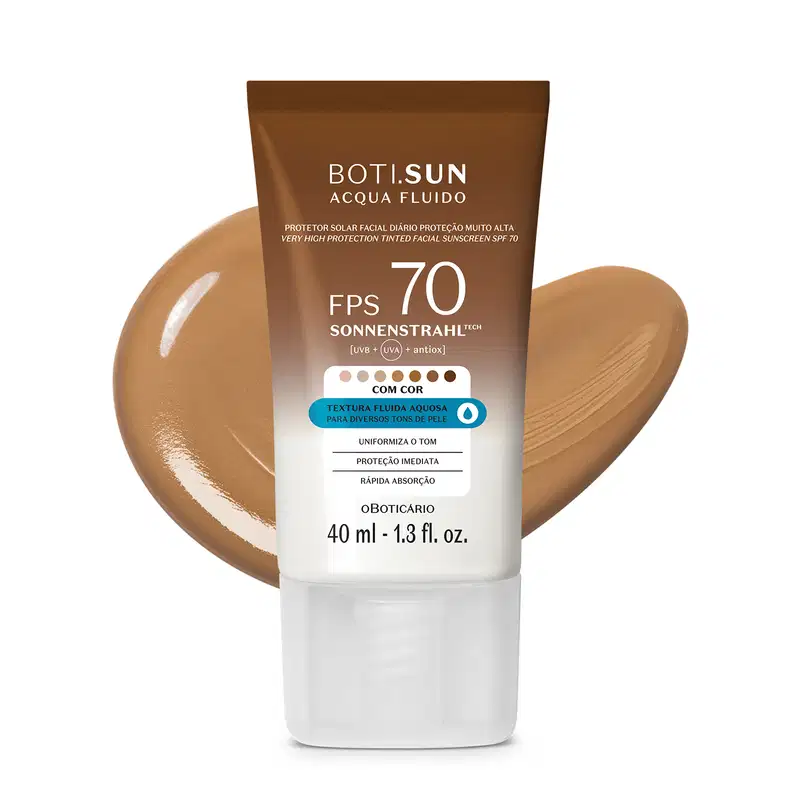 Frasco de 40ml de protetor solar facial com cor 4.0 FPS 70 Boti.Sun em embalagem marrom e branca e rótulo com letras brancas contendo informações sobre o produto. Ele está à frente de uma quantidade do produto mostrando textura e tonalidade bege escuro.