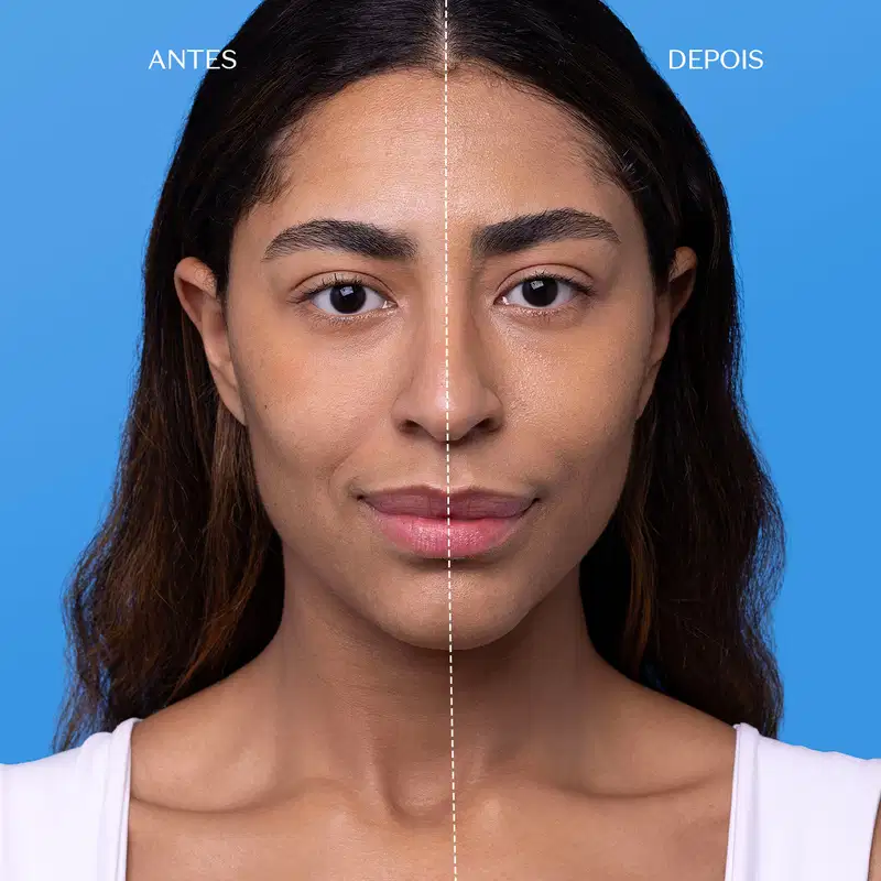 A imagem mostra uma mulher com cabelos escuros, olhando diretamente para a câmera. Há uma linha divisória vertical no centro da imagem, separando a aparência "antes" e "depois" de usar o protetor solar Boti.Sun com cor 4.0 em fundo azul.
