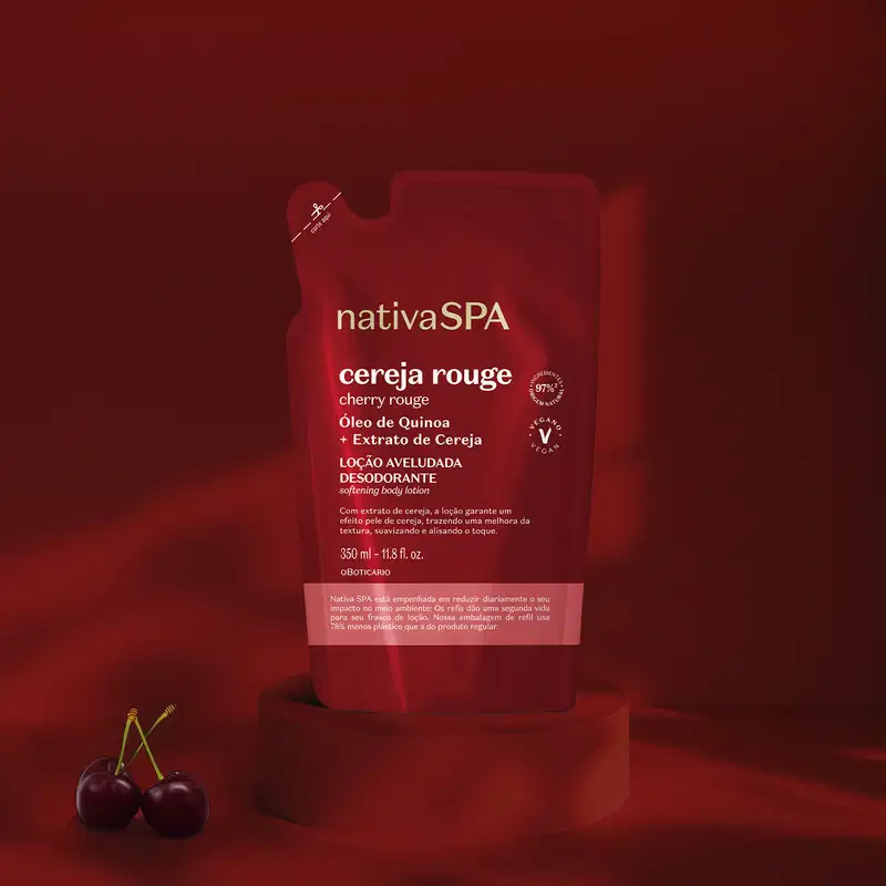Refil de loção aveludada corporal da marca Nativa SPA Cereja Rouge em sachê vermelho escuro, letra brancas e detalhe rosa em fundo vermelho bem escuro.