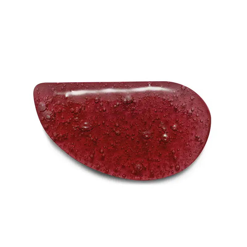 Textura vermelha brilhante e úmida com gotas de água do sabonete líquido Nativa SPA Cereja Rouge com superfície irregular e texturizada.
