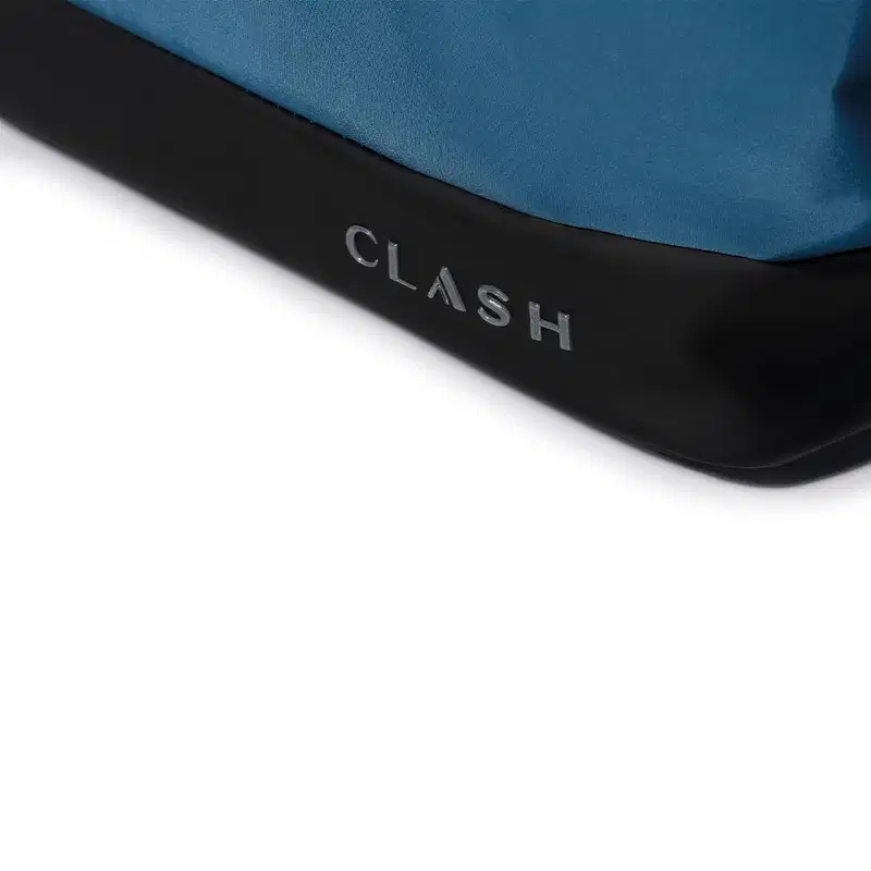 Close-up da base do nécessaire, com foco no logo Clash, que parece ter alto relevo.
