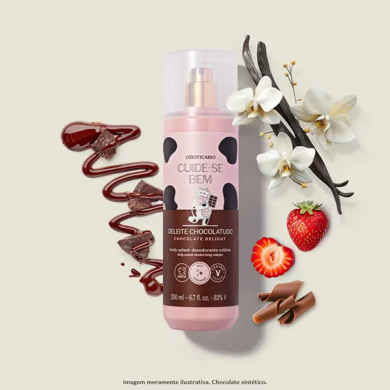 Frasco de body splash Cuide-se Bem Deleite Chocolatudo em embalagem rosa e marrom com vaca ilustrada. Ao lado, varas de baunilha, orquídeas brancas, morango fresco, pedaços de chocolate e raspas de chocolate ao redor do frasco.