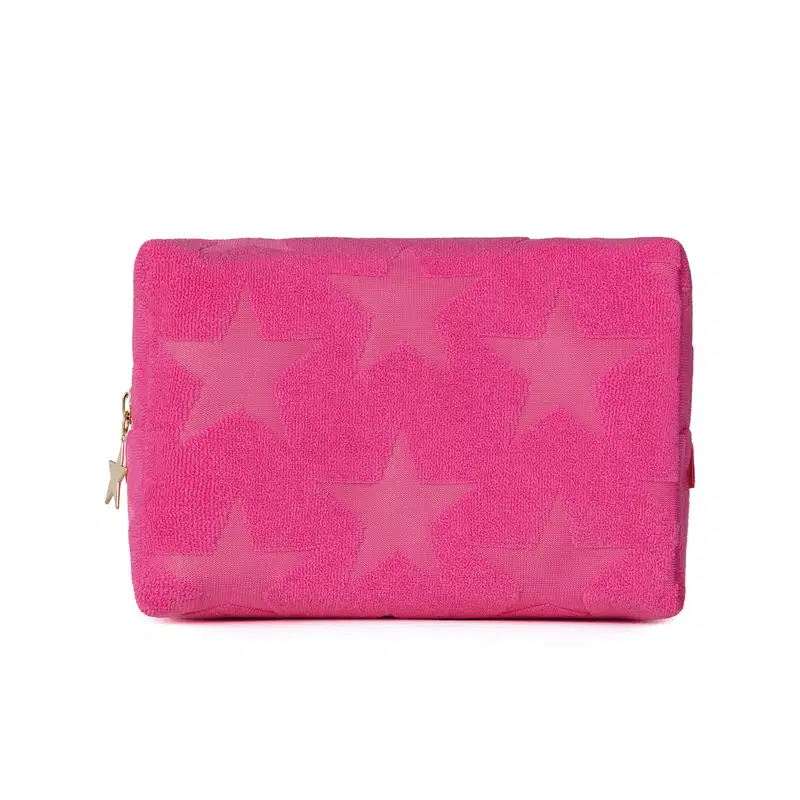 O produto apresentado é um necessaire rosa com estampa de estrelas. Possui um zíper dourado e uma alça para transporte. O necessaire é feita de material macio e texturizado, indicado para crianças.
