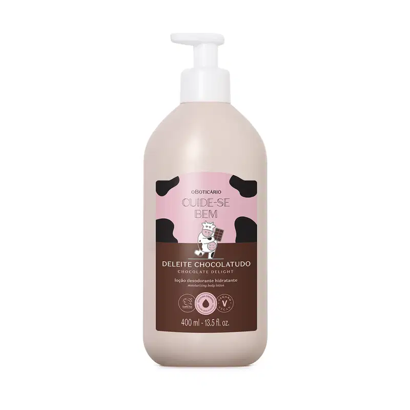 Frasco branco com bomba dosadora e rótulo em tons de rosa e marrom com vaca ilustrada contendo 400ml de loção hidratante corporal Cuide-se Bem Deleite Chocolatudo.