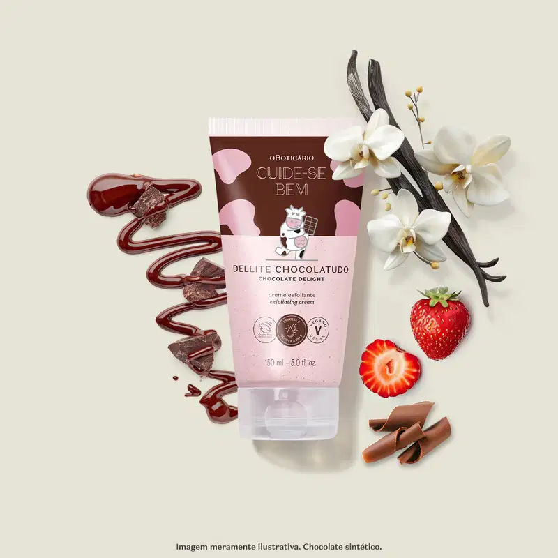 Creme esfoliante corporal Cuide-se Bem Deleite Chocolatudo tendo, ao lado, elementos decorativos como varas de chocolate, flores brancas, uma morango fresco e pedaços de chocolate ao leite.