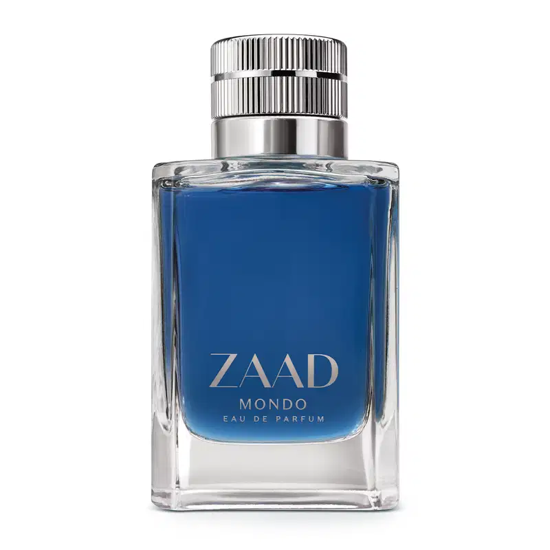 Frasco de vidro transparente de item de perfumaria da marca Zaad Mondo, contendo líquido na cor azul, tampa prateada e marca gravada no rótulo, também em prata.