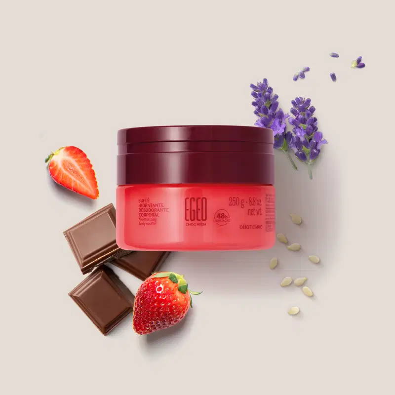 Pote de tampa vinho e embalagem rosa de item Suflê Hidratante Desodorante Corporal da linha Egeo Choc High cercado por flores de lavanda, morangos, especiarias e pedaços de chocolate.