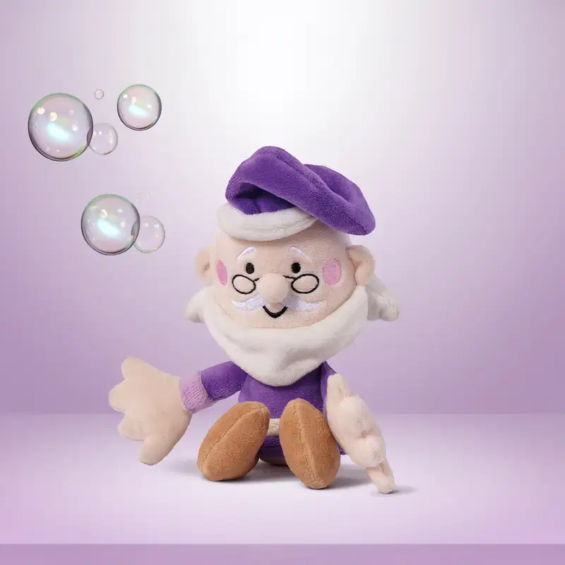boneco de tecido macio, personagem da marca Dr. Botica, um senhor de barba branca, óculos pretos, gorro e roupas roxas em um fundo e superfície em tons de roxo e branco com bolhas ao redor.