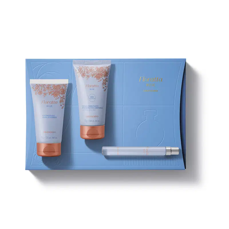 Imagem de duas bisnagas azuis e douradas, sendo uma de gel de banho corporal e uma de creme hidratante corporal e um vidro de 10ml de desodorante colônia. Os itens estão em cima de uma caixa presenteável azul com detalhes dourados.