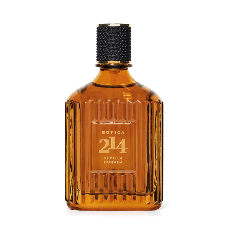 Frasco de 90ml de Eau de Parfum Fougére Aromático Botica 214 Sevilla Dorada transparente com líquido âmbar em formato retangular, tampa preta texturizada e letras douradas exibindo o nome da marca.